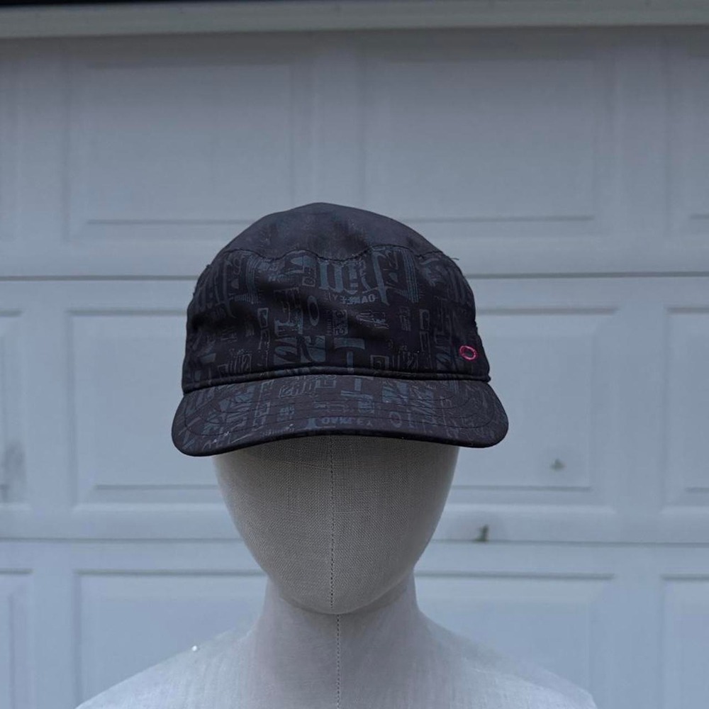BLACK OAKLEY "TEXT" AOP Y2K CADET CAP